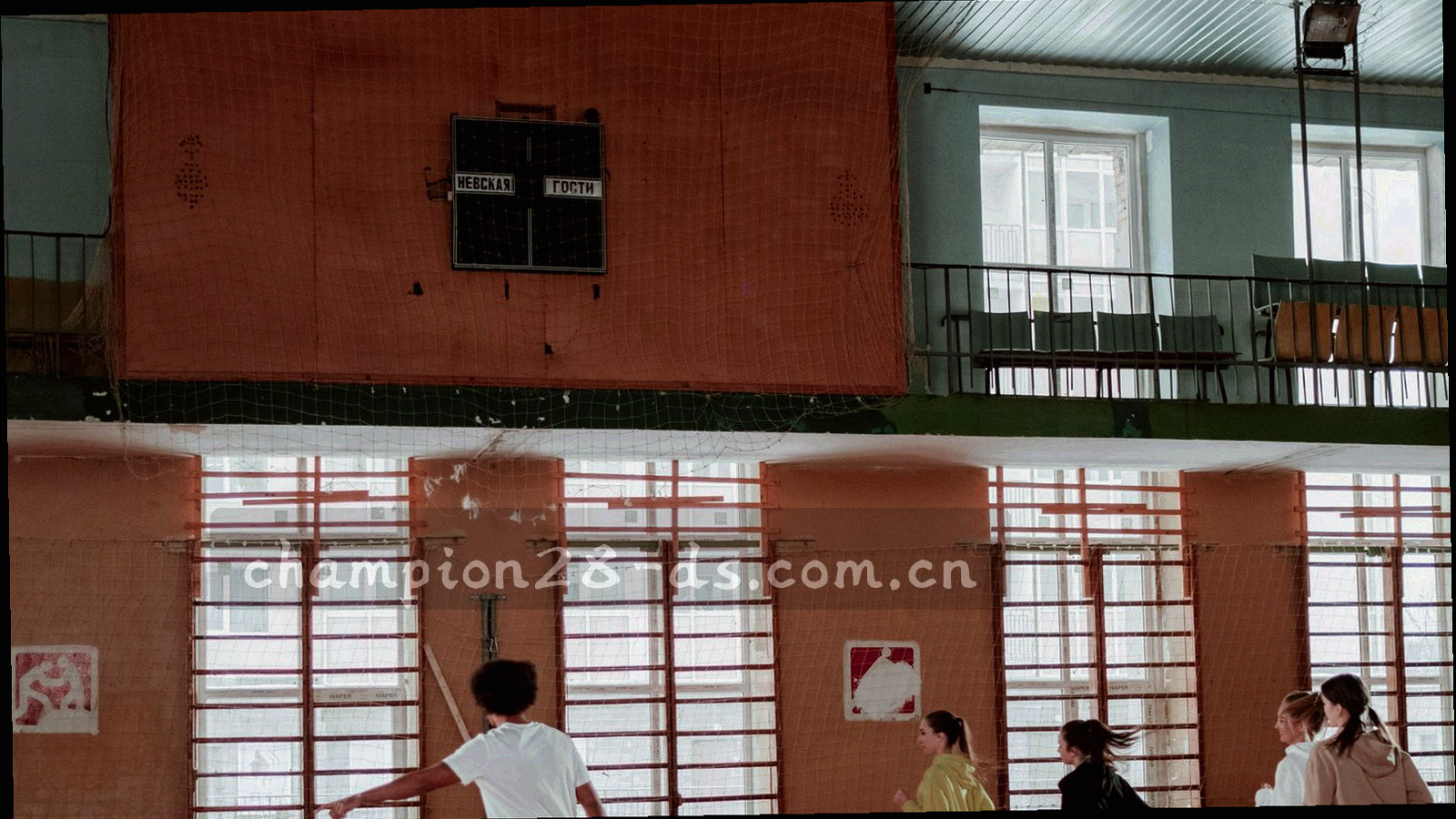 平板与手机并排显示得胜28适配清单界面，冷色调，斜切构图